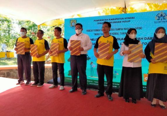 BUMDes Sejahtera Tanjungmojo Mendapatkan Penghargaan dari Dinas Lingkungan Hidup