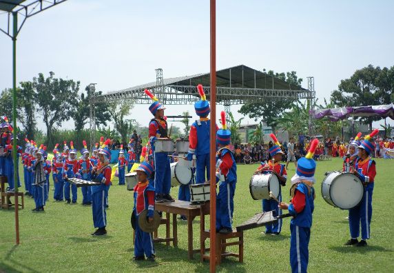 Penampilan Drum Band SD N 1 Tanjungmojo Pada Peringatan HUT RI 77